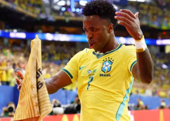 Baila y baila! Vini brilha de novo, Brasil vence Escócia e garante primeiro lugar do Grupo C