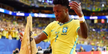 Baila y baila! Vini brilha de novo, Brasil vence Escócia e garante primeiro lugar do Grupo C