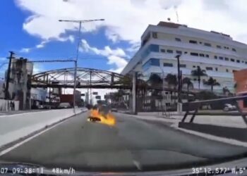[VÍDEO] Motociclista é arremessado após ser atingido por carro na zona Sul de Natal; veículo pegou fogo