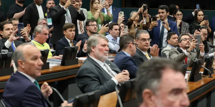 Comissão da Câmara aprova redução da maioridade penal para 16 anos