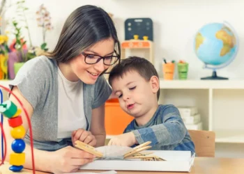 Natal abre seleção para 1 mil auxiliares de sala de aula; inscrições começam neste domingo