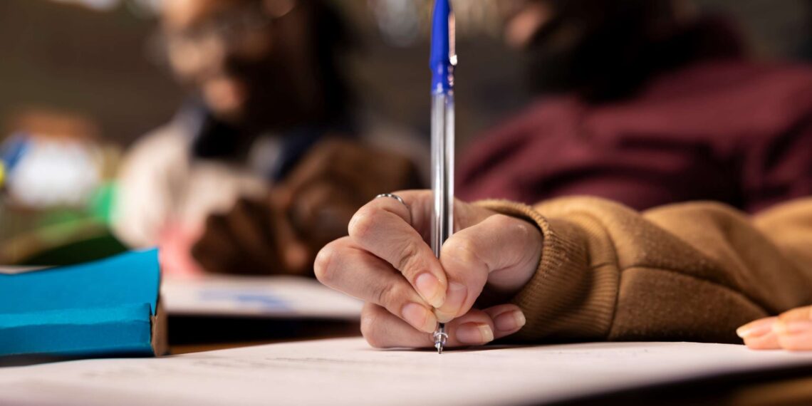 Brasil ainda convive com 8,4 milhões de analfabetos e expõe fracasso persistente da educação básica