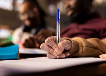 Brasil ainda convive com 8,4 milhões de analfabetos e expõe fracasso persistente da educação básica