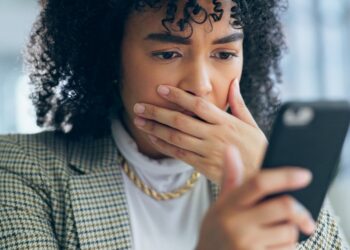 Denúncias de violência digital contra mulheres crescem 188% em um ano no Brasil