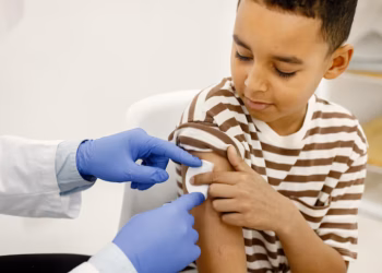 SUS amplia proteção contra meningite e pneumonia com nova vacina no calendário infantil