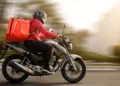 Governo prepara crédito para motociclistas de aplicativo e aposta em modelo que amplia dependência do trabalho por plataformas