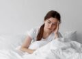Você sente um cansaço que não passa durante ou após o ciclo menstrual? Entenda o que pode ser