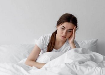 Você sente um cansaço que não passa durante ou após o ciclo menstrual? Entenda o que pode ser