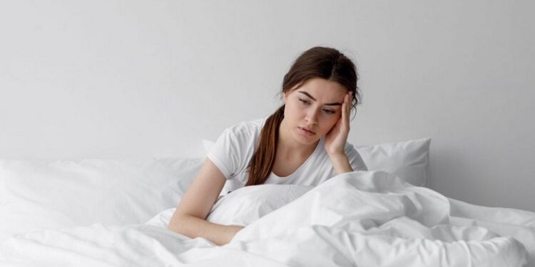 Você sente um cansaço que não passa durante ou após o ciclo menstrual? Entenda o que pode ser
