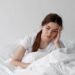 Você sente um cansaço que não passa durante ou após o ciclo menstrual? Entenda o que pode ser