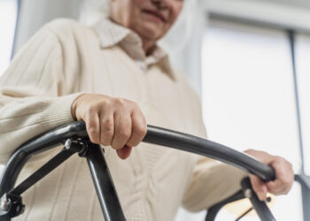 Cerca de 40% dos idosos acima de 80 anos sofrem quedas anualmente, segundo o Ministério da Saúde