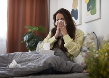 Gripes, resfriados, alergias e acúmulo de água estão entre as causas da otite