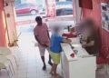 [Vídeo] Homem rende vítimas e rouba loja de celulares no interior do RN