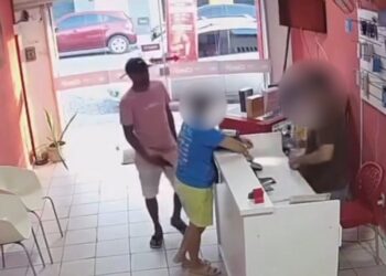 [Vídeo] Homem rende vítimas e rouba loja de celulares no interior do RN