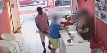 [Vídeo] Homem rende vítimas e rouba loja de celulares no interior do RN