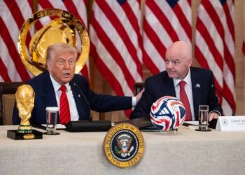Ridículo: Trump pede, Fifa recua e futebol mundial debate até onde vai o poder político