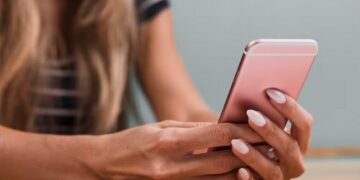 Operadora de telefonia é condenada a indenizar cliente que recebeu cobranças por serviço que não contratou