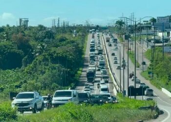 Carreta carregada de madeira tomba e BRs ficam congestionadas na Grande Natal