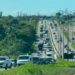 Carreta carregada de madeira tomba e BRs ficam congestionadas na Grande Natal