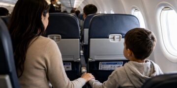 Companhia aérea pode cobrar para criança sentar ao lado dos pais?