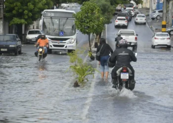 Alagamentos bloqueiam vias e exigem atenção dos motoristas em Natal