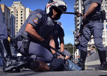 Vergonha: 08 em cada 10 mortos em ações policiais no Brasil são negros, aponta relatório