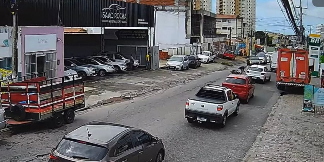 [Vídeo] Câmeras registram reação de vítima durante assalto em loja de veículos na Grande Natal