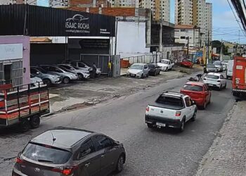 [Vídeo] Câmeras registram reação de vítima durante assalto em loja de veículos na Grande Natal
