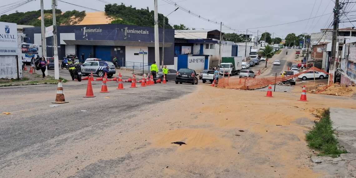 Obras de drenagem alteram trânsito e itinerário de ônibus na zona Oeste de Natal