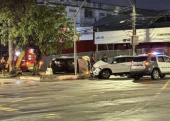 Motorista fica preso às ferragens após carro capotar em cruzamento de Natal