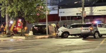 Motorista fica preso às ferragens após carro capotar em cruzamento de Natal