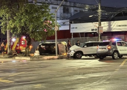 Motorista fica preso às ferragens após carro capotar em cruzamento de Natal