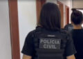 Mulher é presa suspeita por estupro de vulnerável contra uma adolescente da mesma família em Parnamirim