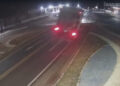 Carreta carregada de melão tomba na BR-226 e atinge três veículos no Oeste do RN; veja vídeo