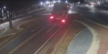 Carreta carregada de melão tomba na BR-226 e atinge três veículos no Oeste do RN; veja vídeo
