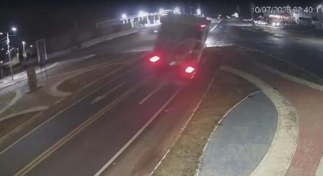 Carreta carregada de melão tomba na BR-226 e atinge três veículos no Oeste do RN; veja vídeo