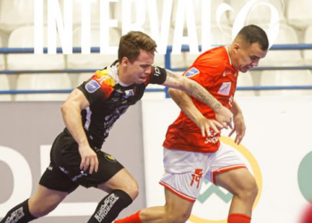 América sua para vencer Blumenau, mas segue líder da LNF Silver