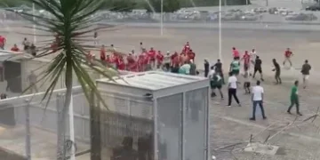 Vídeo: Torcedores de América e Gama se envolvem em briga antes do jogo na Arena das Dunas