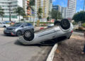 Carro capota em acidente na rotatória da Avenida Roberto Freire