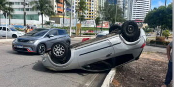 Carro capota em acidente na rotatória da Avenida Roberto Freire