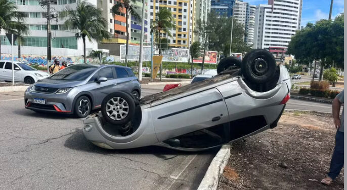Carro capota em acidente na rotatória da Avenida Roberto Freire