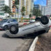 Carro capota em acidente na rotatória da Avenida Roberto Freire