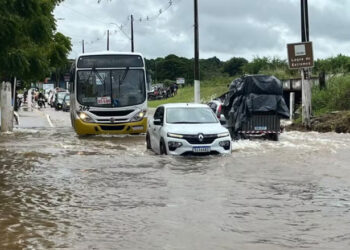 Lagoa de Extremoz volta a transbordar e água invade pista na Grande Natal