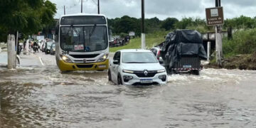 Lagoa de Extremoz volta a transbordar e água invade pista na Grande Natal