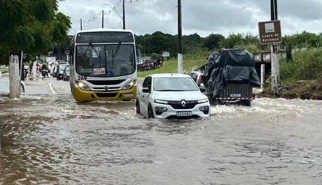 Lagoa de Extremoz volta a transbordar e água invade pista na Grande Natal