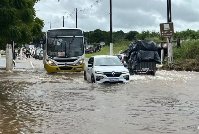 Lagoa de Extremoz volta a transbordar e água invade pista na Grande Natal