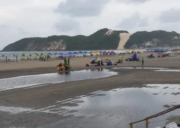 Três trechos de Ponta Negra são considerados impróprios para banho devido à contaminação da água