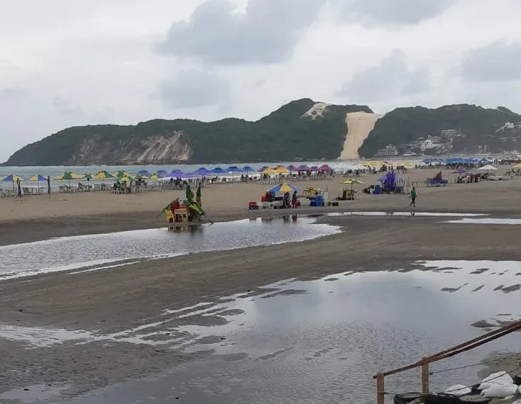 Três trechos de Ponta Negra são considerados impróprios para banho devido à contaminação da água