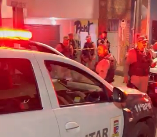 VÍDEO: Homens armados invadem estabelecimento e deixam dois mortos e grávida ferida em Natal
