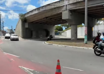 Cratera interdita faixa e afeta trânsito no Viaduto da Urbana